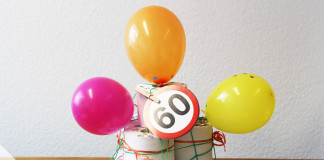 dekorierte Klopapiertorte für einen Geburtstag