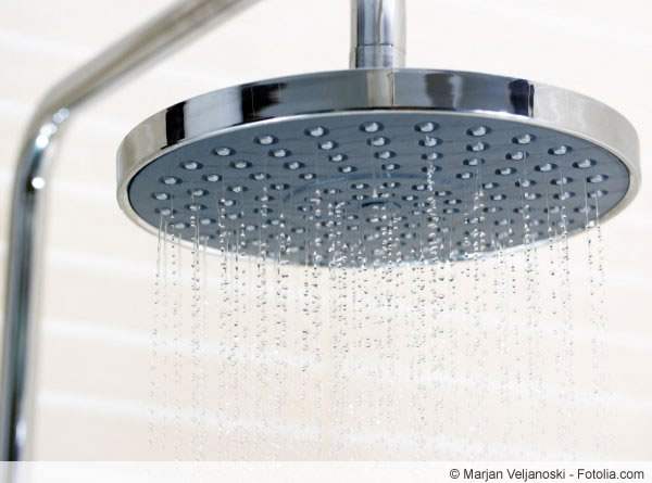 Tipp: Wer seine Brause nach jedem Duschvorgang trocken wischt, schützt diese sowohl gegen Schimmel, als auch gegen Kalkablagerungen und ersetzt das Reinigen mit Entkalkern.