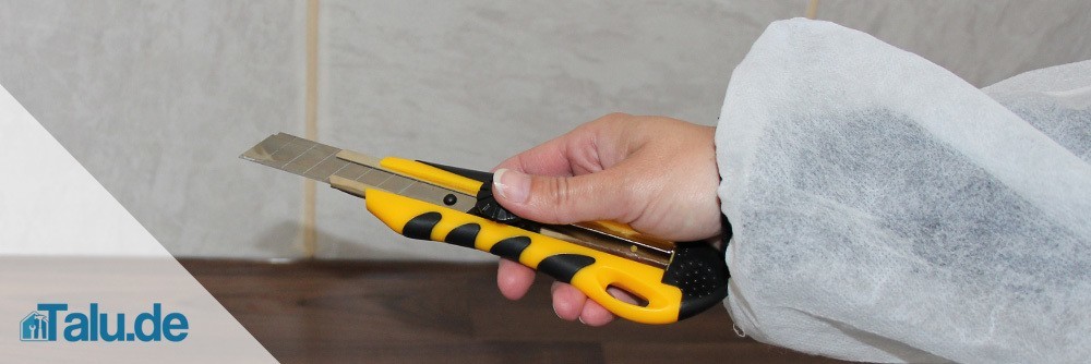 Silikonfuge mit Cuttermesser rausschneiden