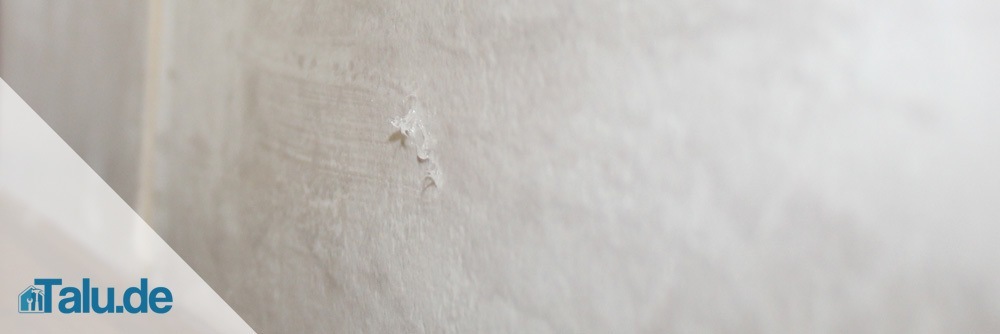 Silikon auf Fliesen ist recht einfach mit einem Ceranfeld-Schaber zu entfernen