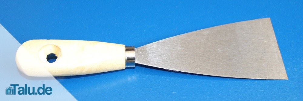 Klebereste mit der Spachtel entfernen