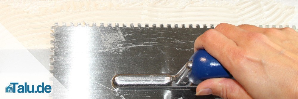 Kleber mit Zahnspachtel auftragen