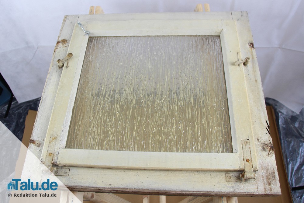 Altes Holzfenster zum Renovieren bereit