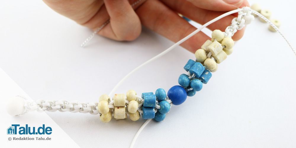 Scoubidou-Armband mit Perlen flechten