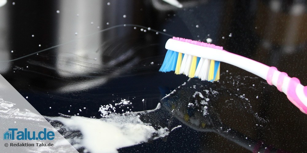 Ceranfeld mit Zahnbürste reinigen