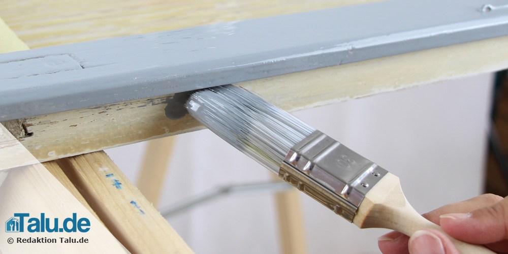 Türrahmen mit Pinsel lackieren