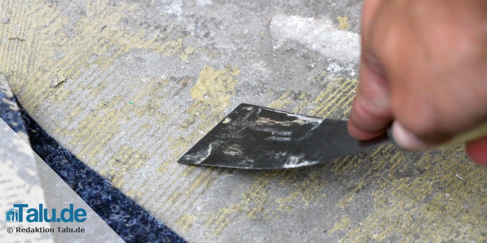 Teppichkleber mit der Spachtel entfernen