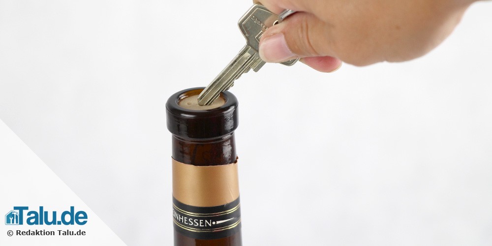 Korken mit dem Schlüssel herausziehen