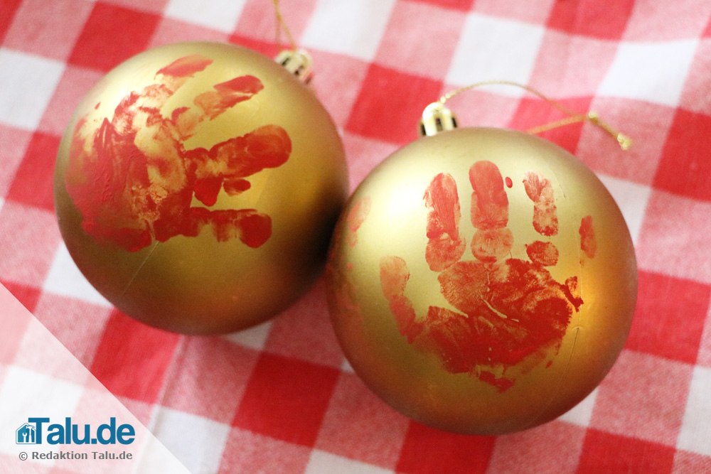 Weihnachtskugeln mit Handabdruck