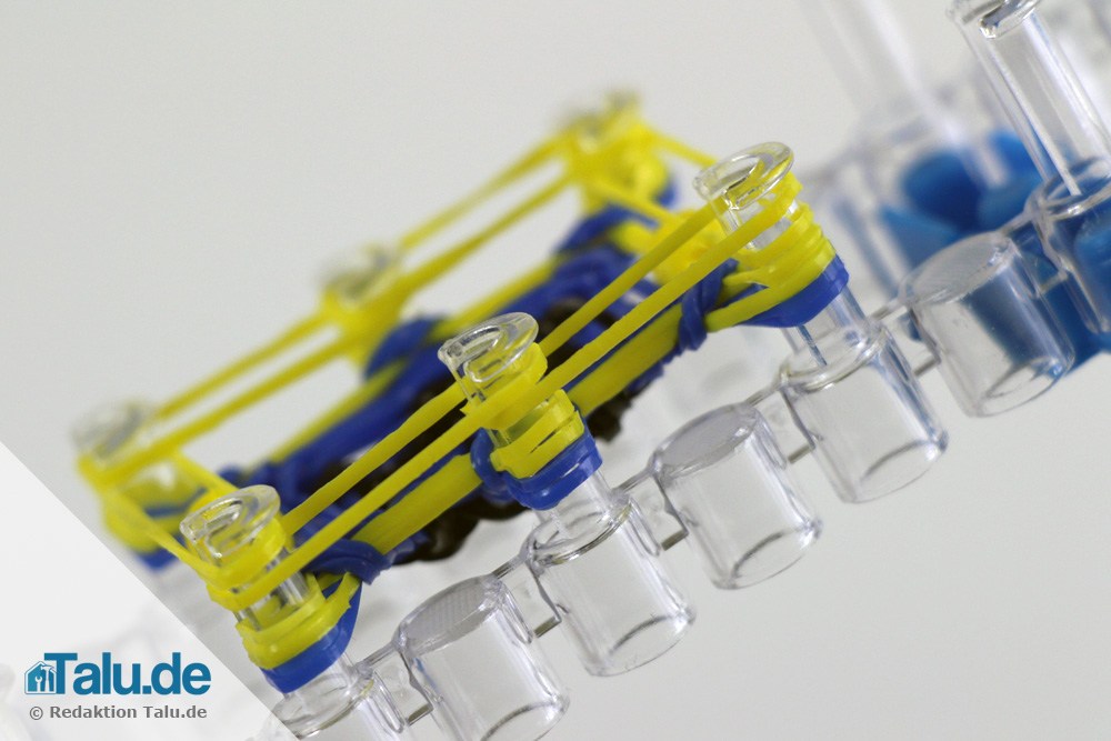 Erneut gelbe Loom Bandz aufspannen