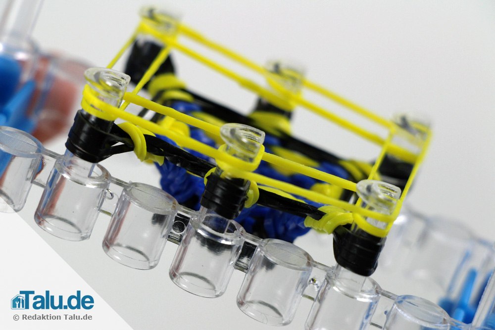 Erneut gelbe Loom Bands aufspannen