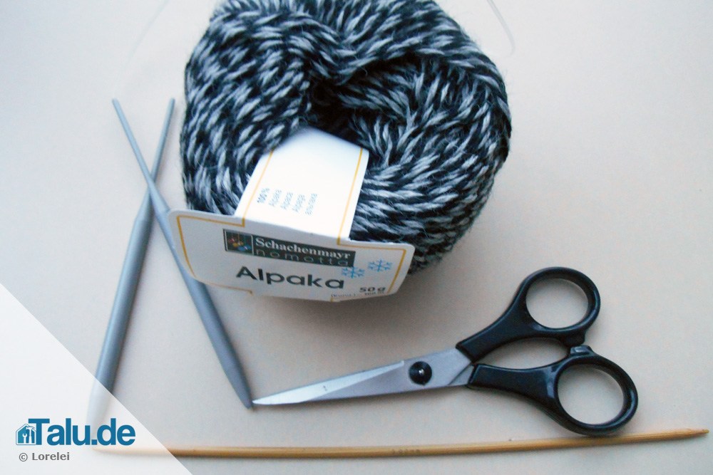 Wolle und Stricknadeln