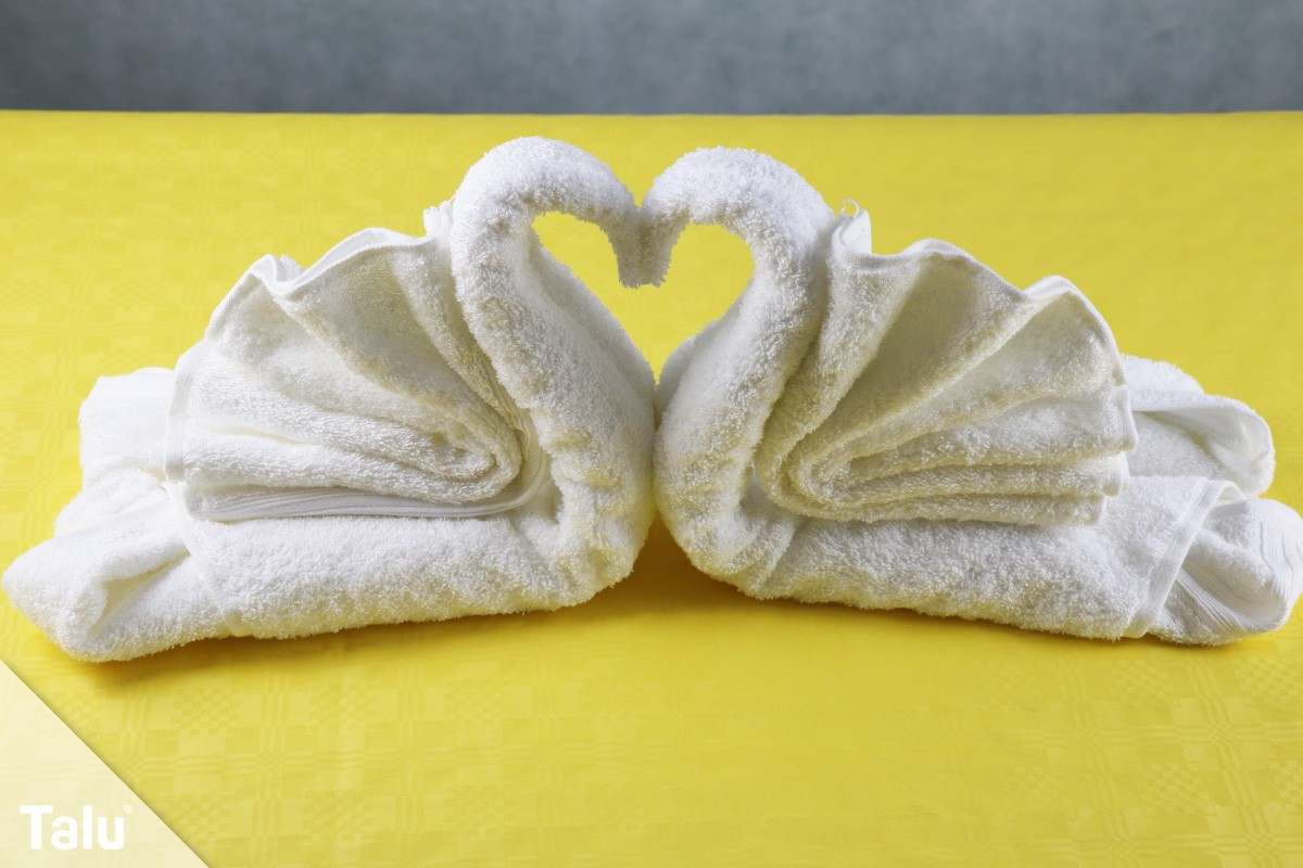 Handtücher zu Schwänen falten