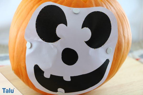 Kürbis aushöhlen - Anleitung & Malvorlagen für Kürbisgesichter - Talu.de