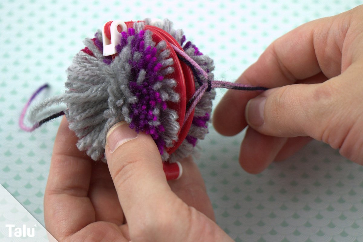 Pompom mit einem Faden zusammenbinden