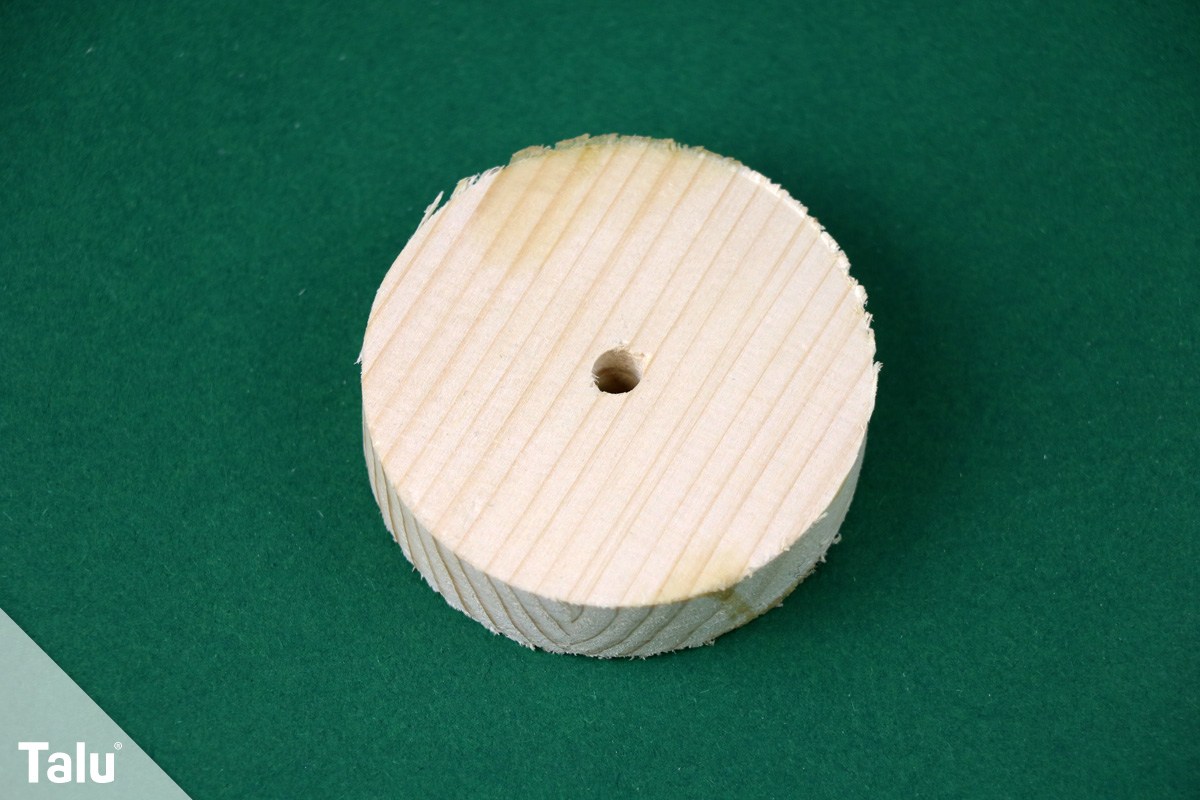 Eierbecher aus Holz basteln