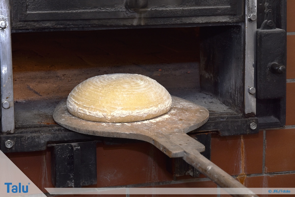 Holzbackofen selber bauen, kostenlose Bauanleitung, Brot im Holzbackofen backen