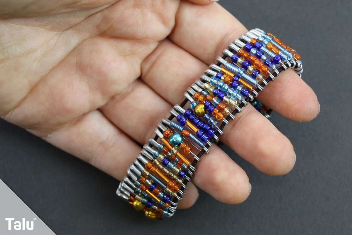 Rocailles-Armband mit Sicherheitsnadeln