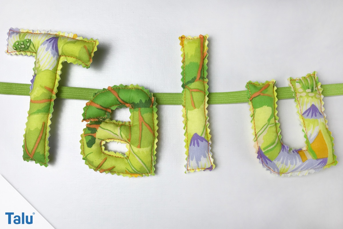 fertig genähte Buchstabenkette