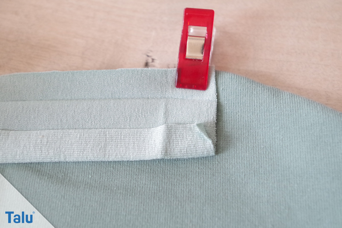 Lätzchen nähen, Schrägband an Näharbeit anlegen