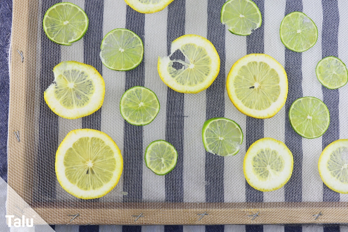 Zitronen- und Limettenscheiben trocknen