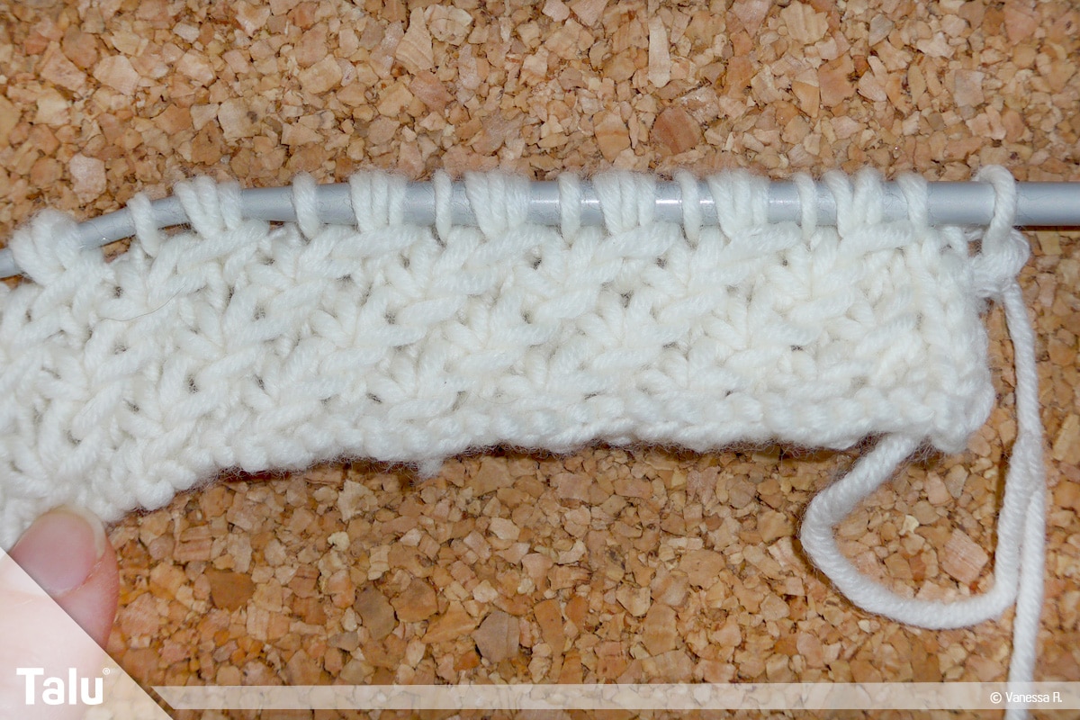 Kissenhülle stricken, Rückreihe Sternchenmuster stricken