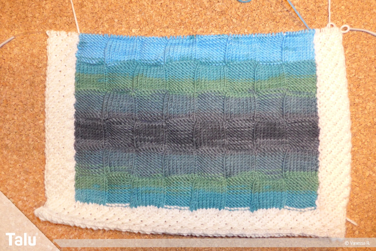 Kissenhülle stricken, im Muster weiter stricken