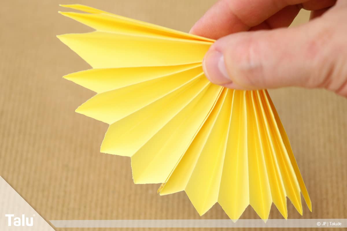 Papierengel basteln, Variante 2, gelben Fächer mittig zusammenkleben