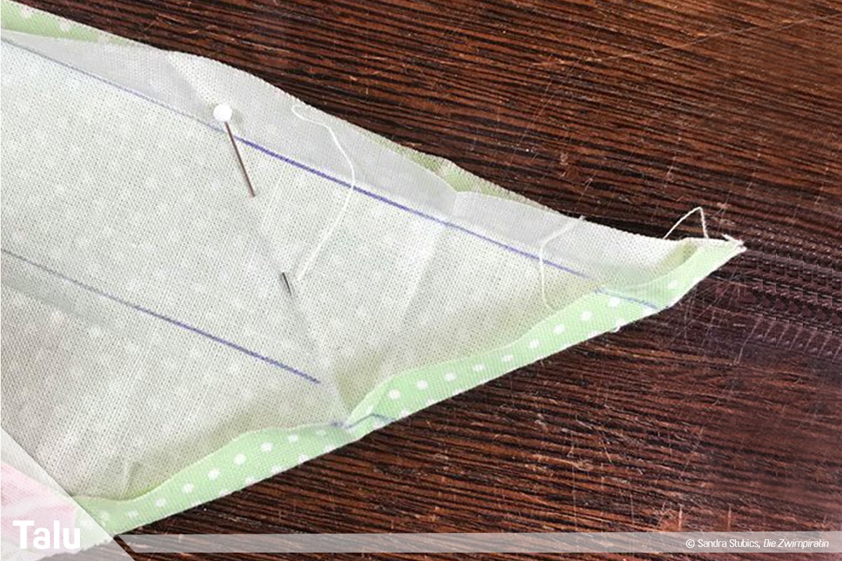 Tischdecke nähen mit Rand, Falte der Spitze halbieren