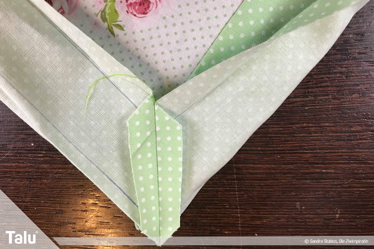 Tischdecke nähen mit Rand, Nahtzugaben auseinanderbügeln