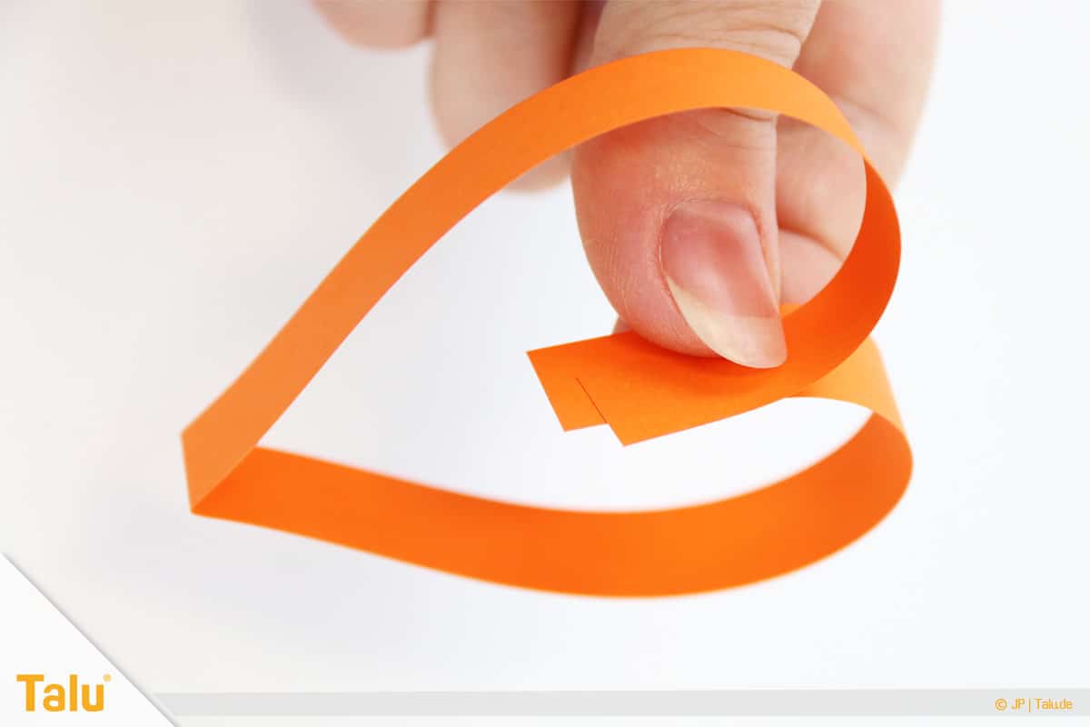 Herz basteln, Herzgirlande, Herz aus Papierstreifen formen