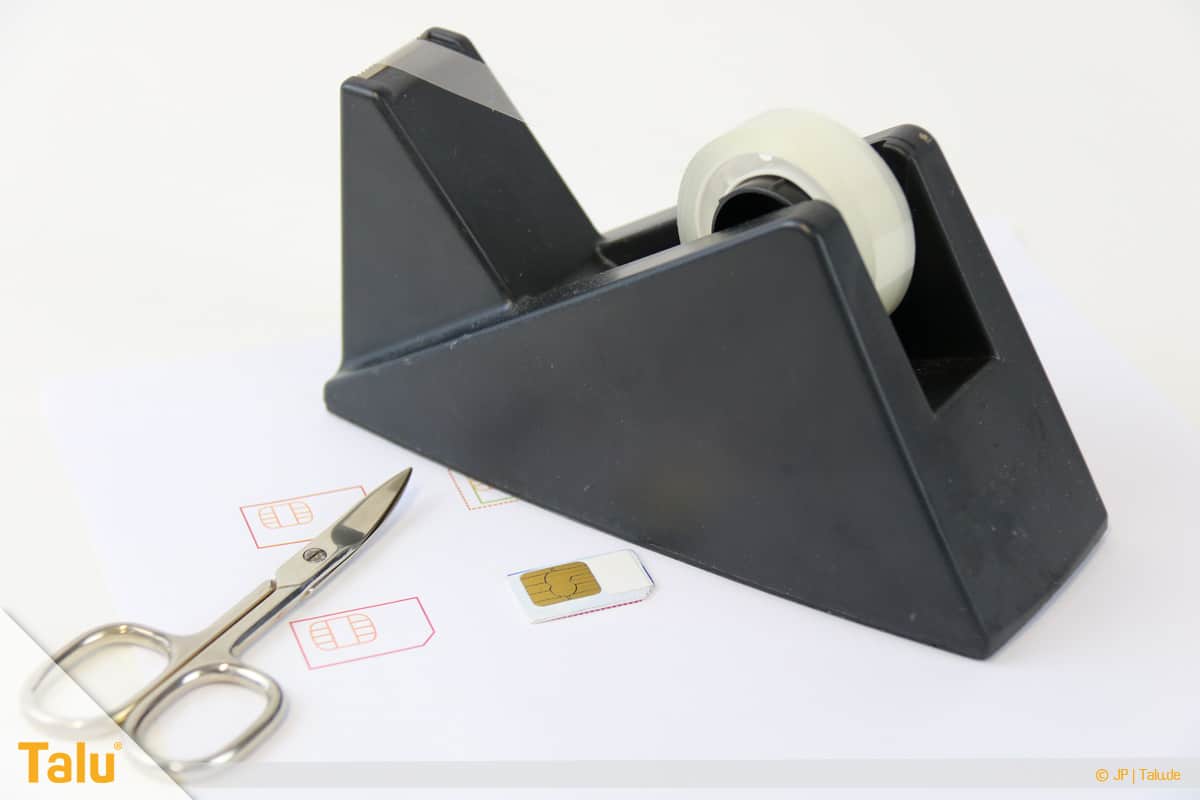 Nano/Micro SIM-Karte zuschneiden, Schablone mit Tesaband an SIM-Karte fixieren