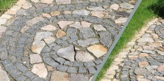 Pflaster verlegen, DIY Gartenweg aus Pflastersteinen