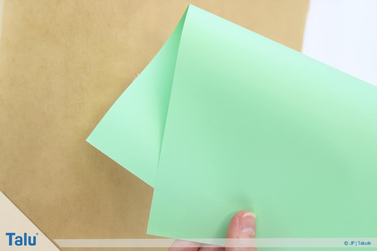 Malen mit Rasierschaum, Papier auf Schaum, Papier kommt zum Einsatz