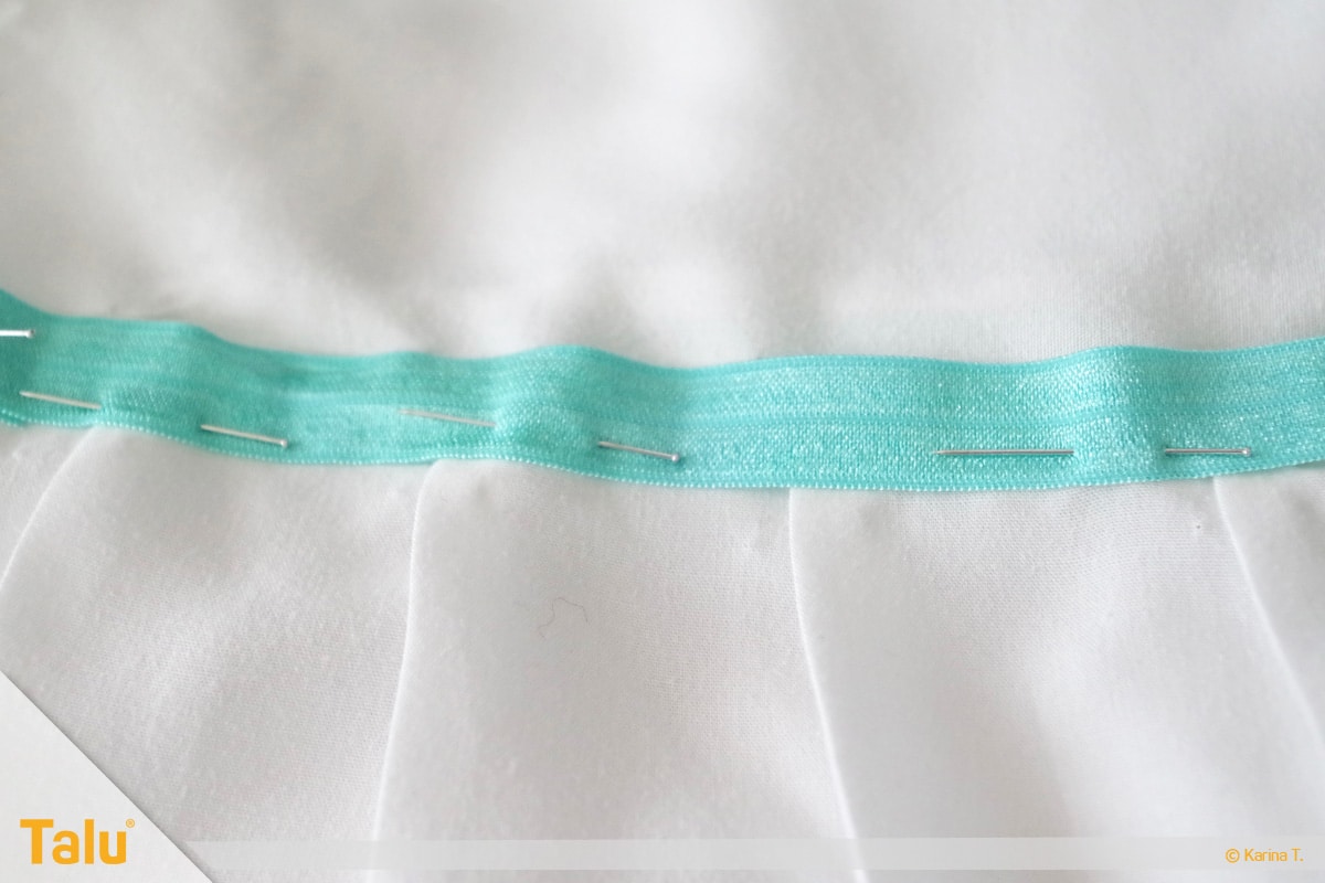 Taufkleid nähen, Zierband feststecken