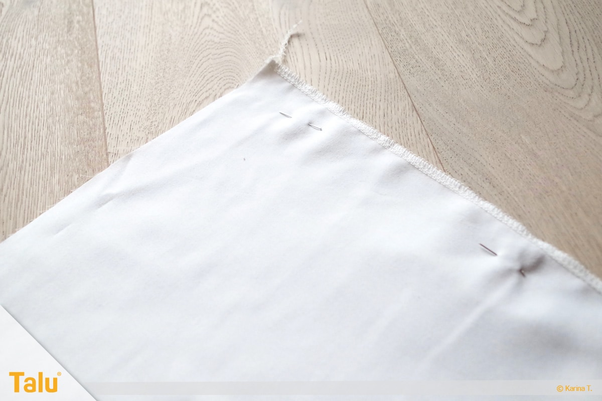 Taufkleid nähen, Stoff mit Nadeln feststecken