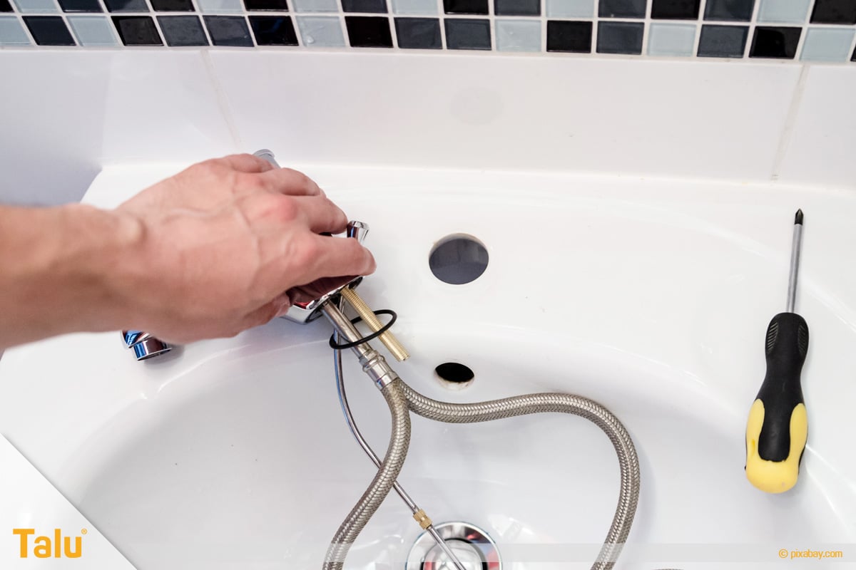 Wasserhahn an der Spüle wechseln, Wasserhahn mit Anschluss-Schläuchen