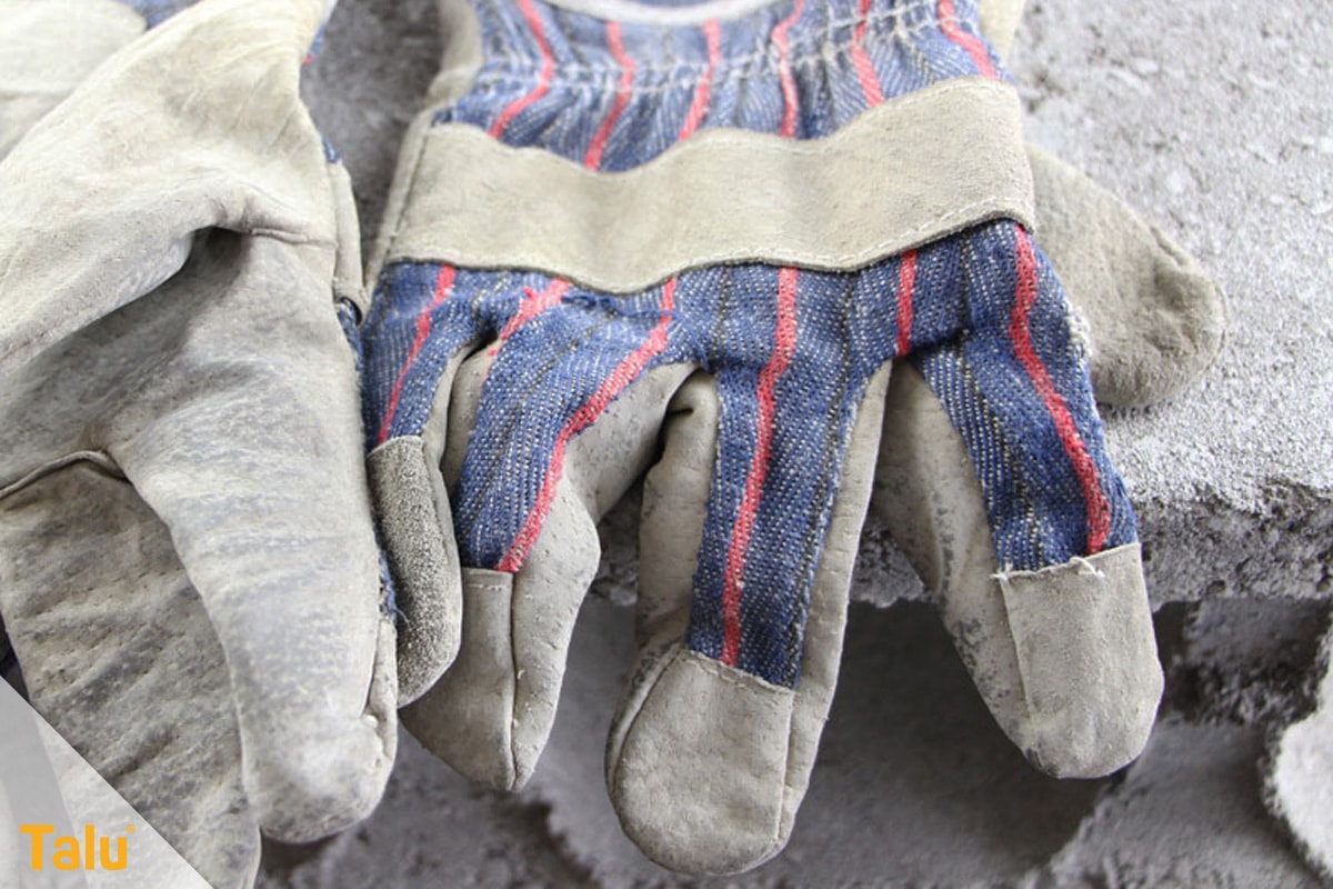 Ameisen im Hochbeet loswerden, Handschuhe verwenden