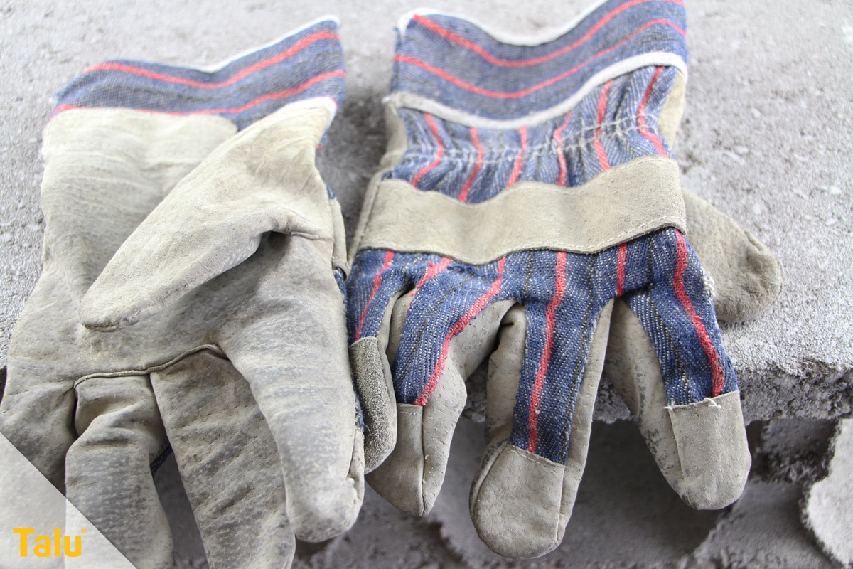 Bärlauch blühend ernten, Handschuhe