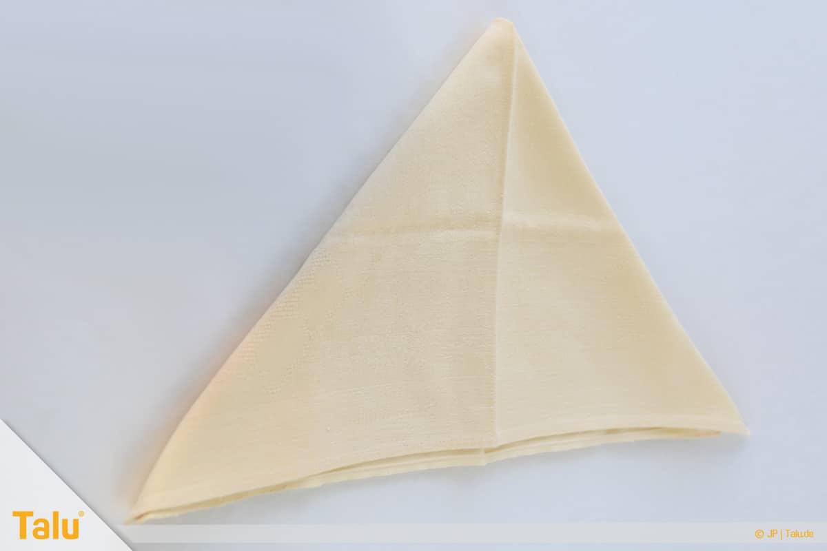 Oster basteln, Osterhase aus Stoffserviette, Serviette zum Dreieck falten
