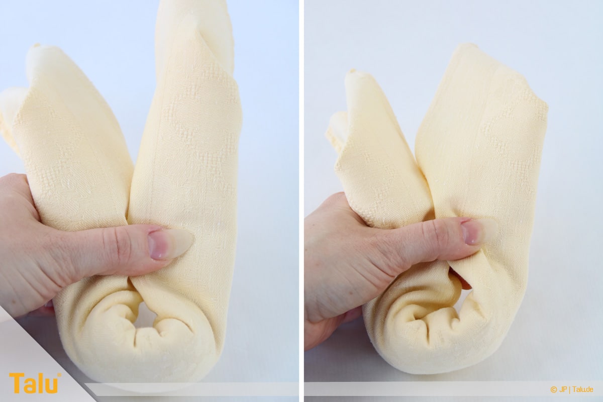 Oster basteln, Osterhase aus Stoffserviette, gerollte Serviette zur Hälfte falten