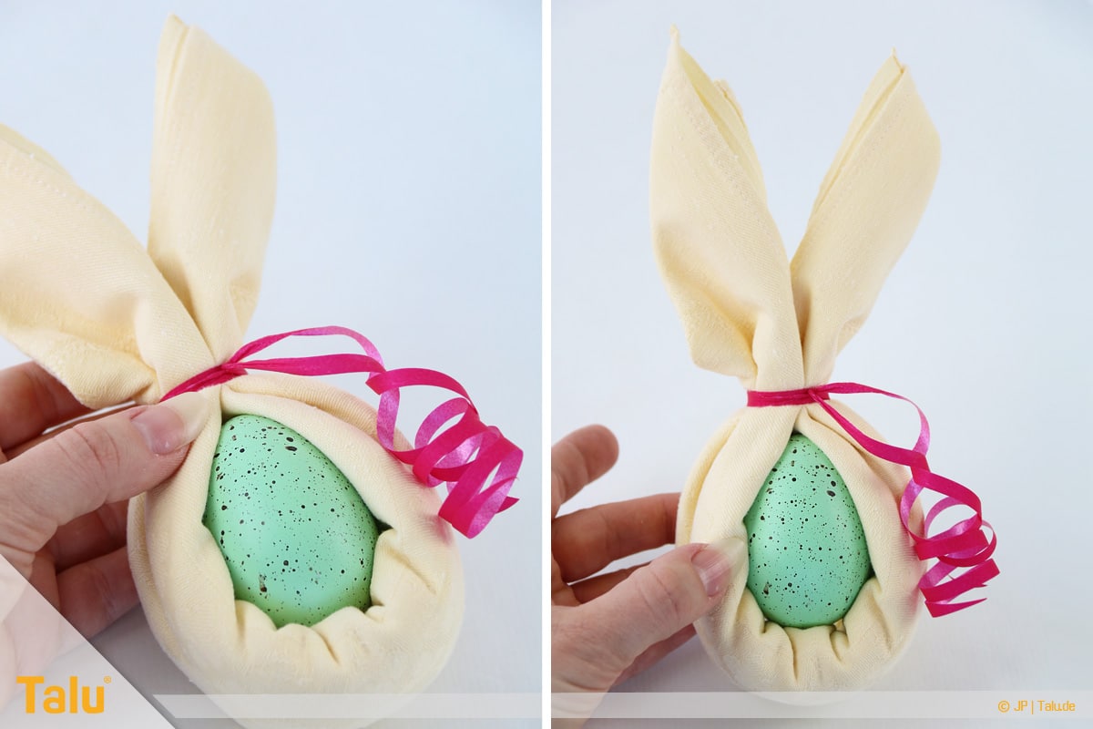 Oster basteln, Osterhase aus Stoffserviette, Serviettenfaltung mit Geschenkband fixieren