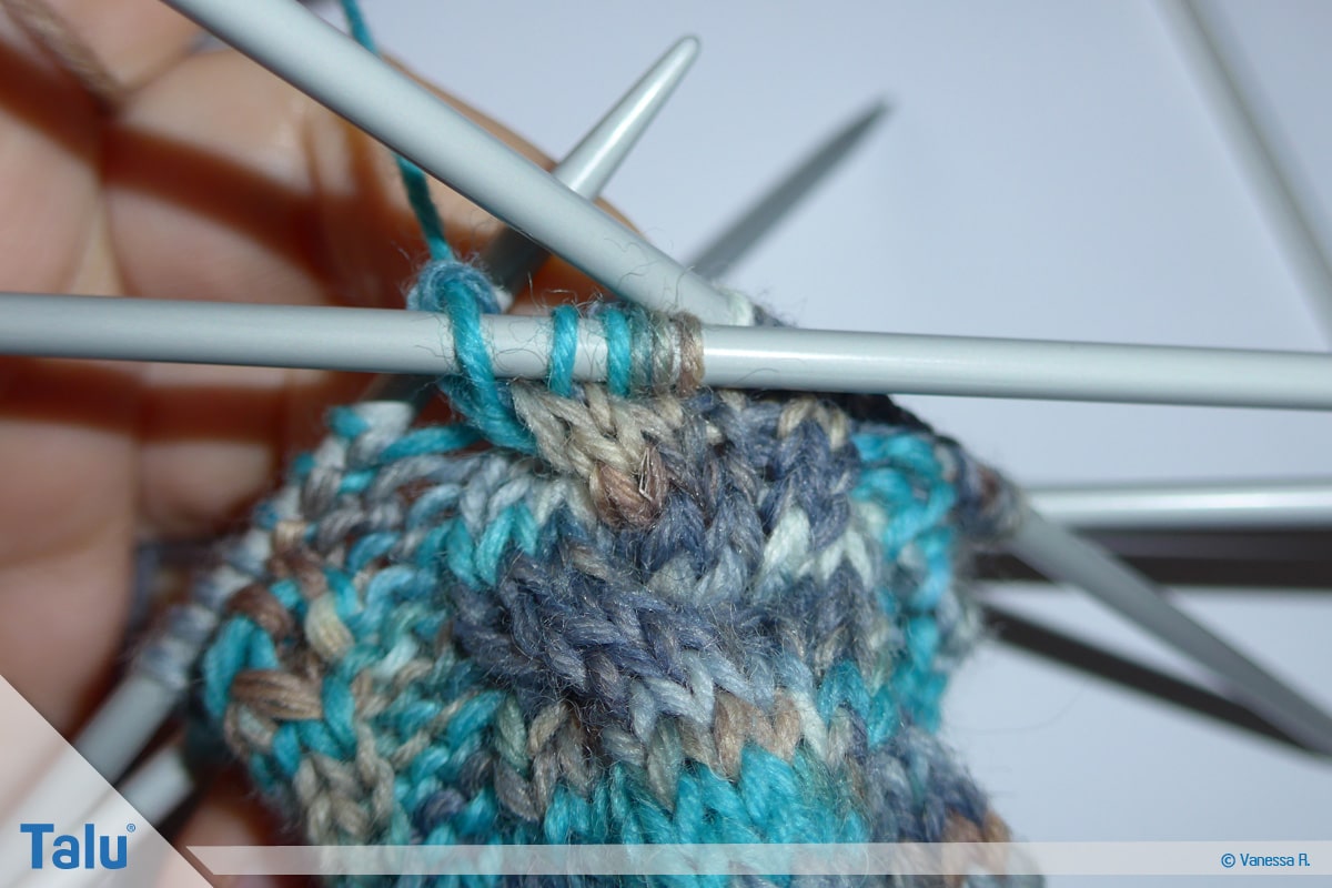 Socken mit Muster stricken, Maschen der Extranadel stricken