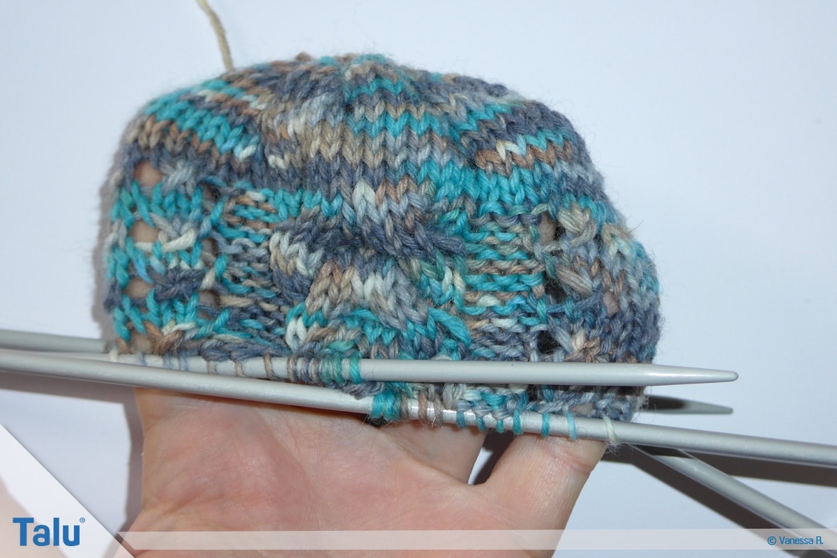 Socken mit Muster stricken, Maschen weiter überkreuzen