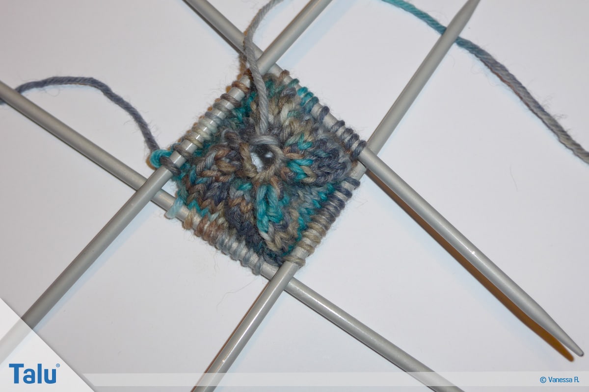 Socken mit Muster stricken, weitere Maschen zunehmen