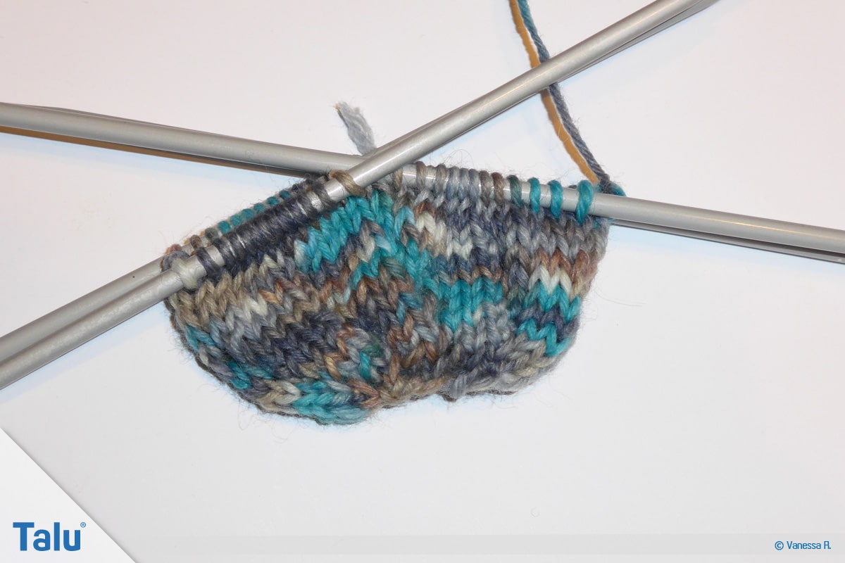 Socken mit Muster stricken, angefangener, gestrickter Socke