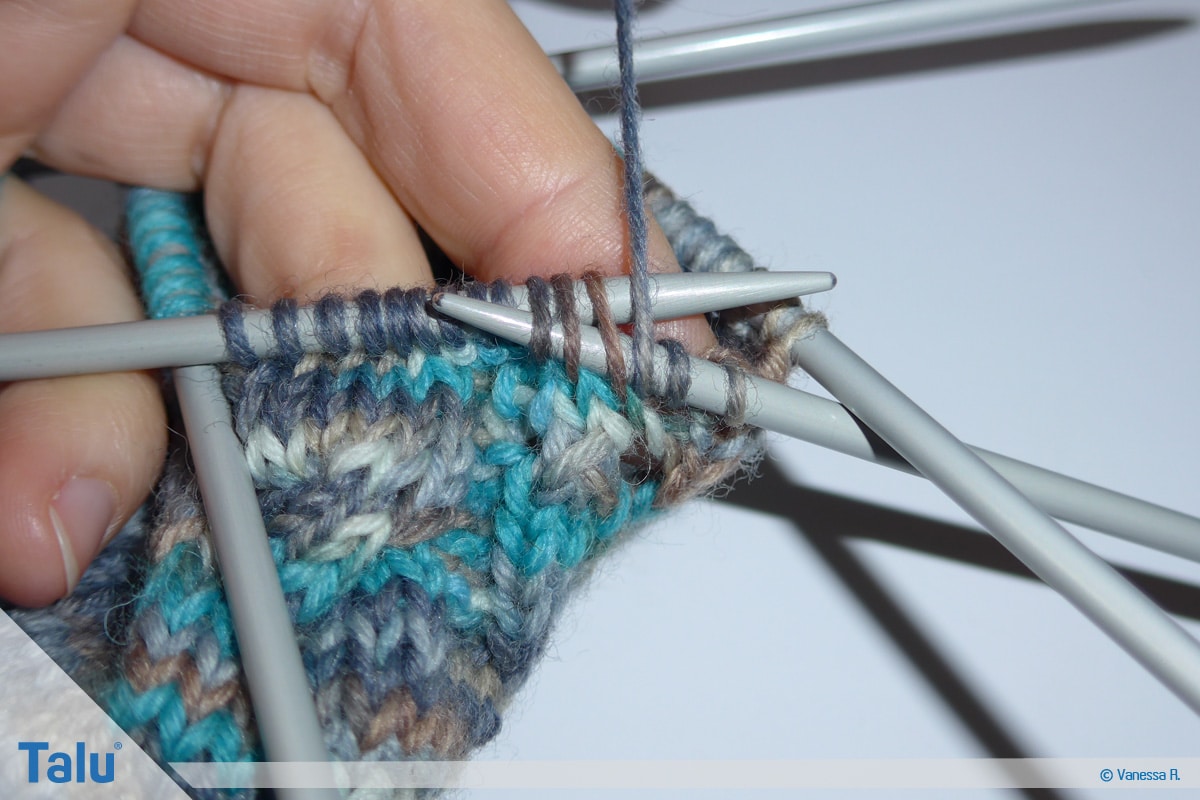 Socken mit Muster stricken, Umschlag stricken