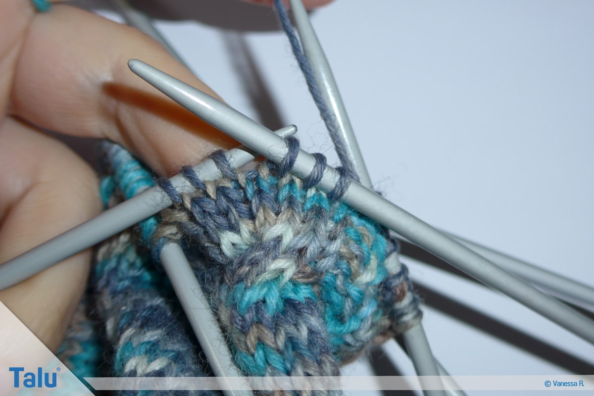 Socken mit Muster stricken, Extranadel verwenden