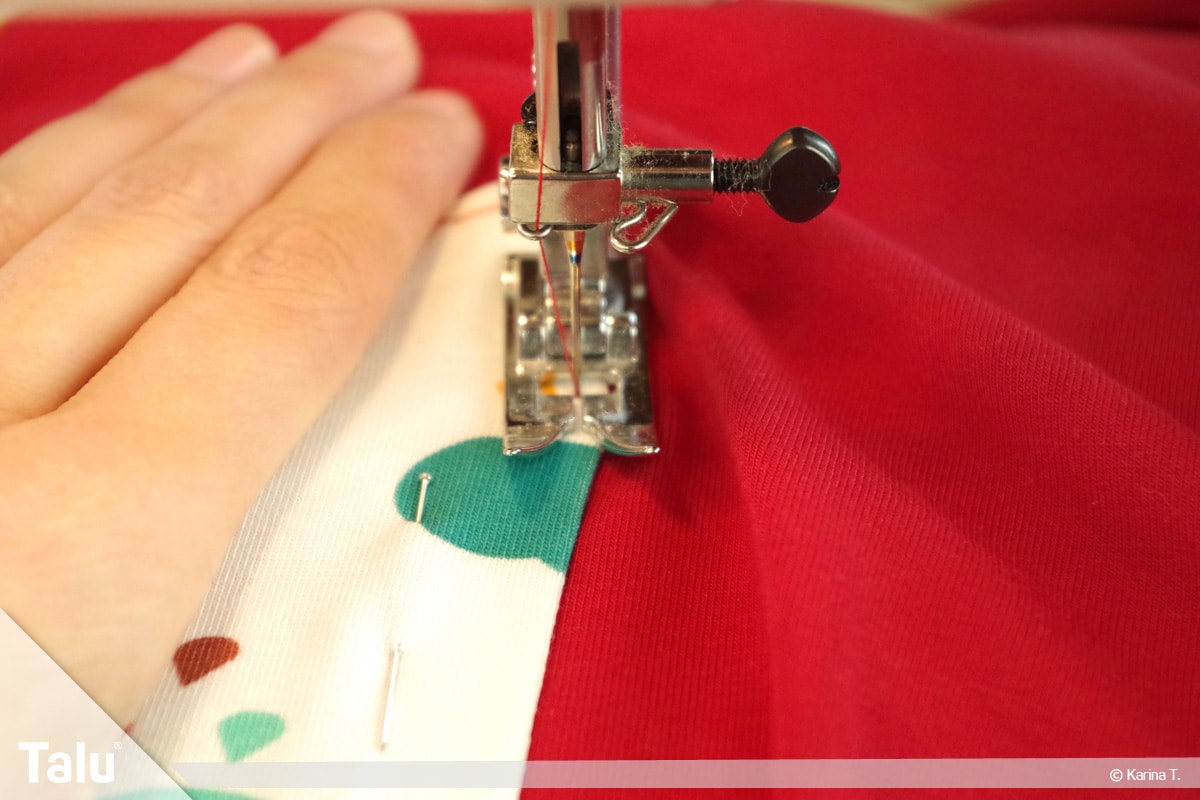 Stillschal nähen aus Jersey, Täschchen an Stillschal annähen