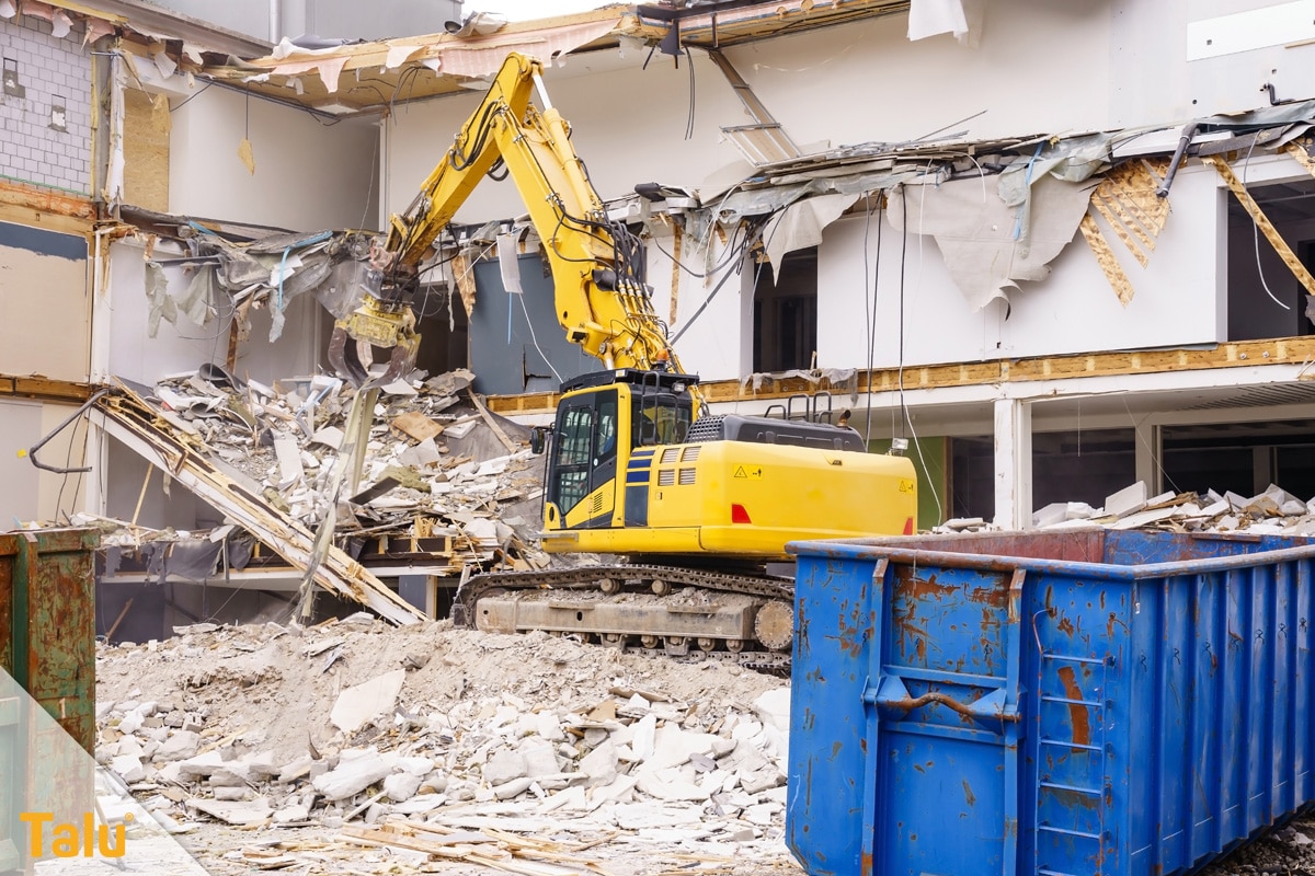 Abbruchkosten pro m³ umbauter Raum, Bagger beim Hausabbruch
